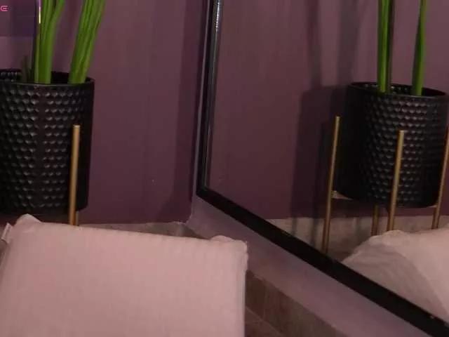ElleDiane from BongaCams