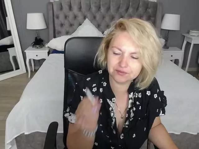 EmmaXPark from BongaCams