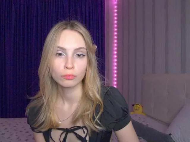 hollyJoys from BongaCams