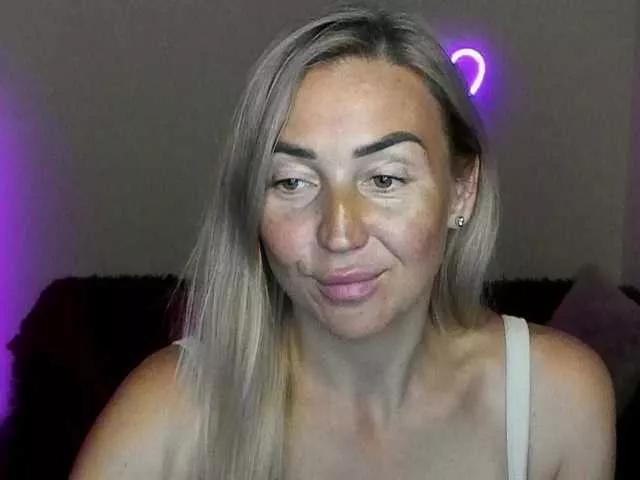Jullyblondkiss from BongaCams is Freechat