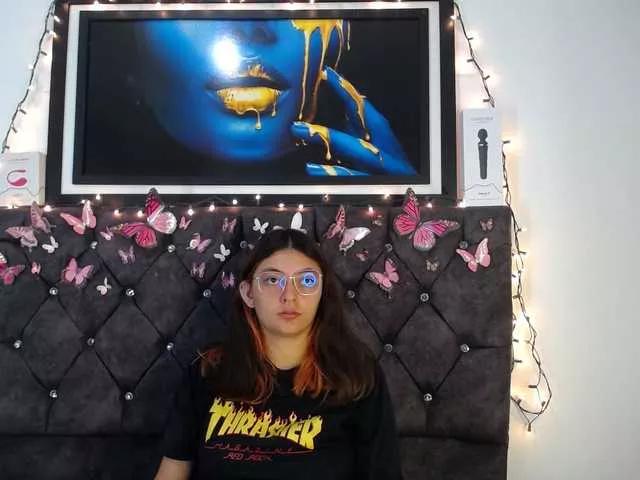 Lesliee22 from BongaCams