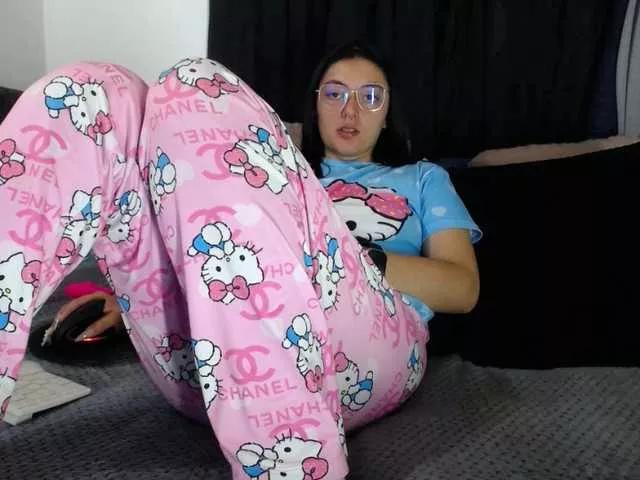 Lesliee22 from BongaCams