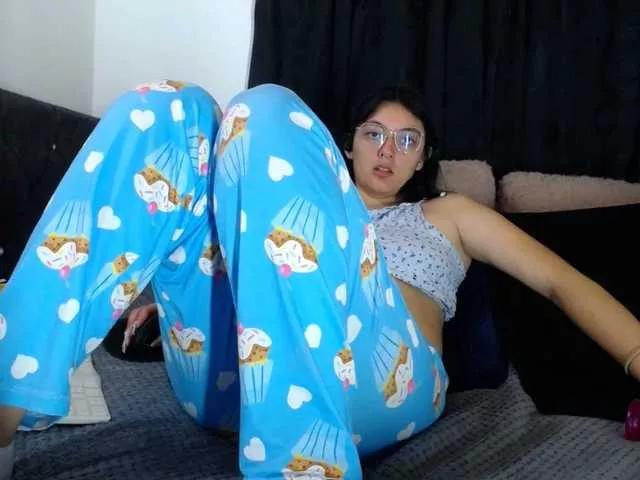 Lesliee22 from BongaCams