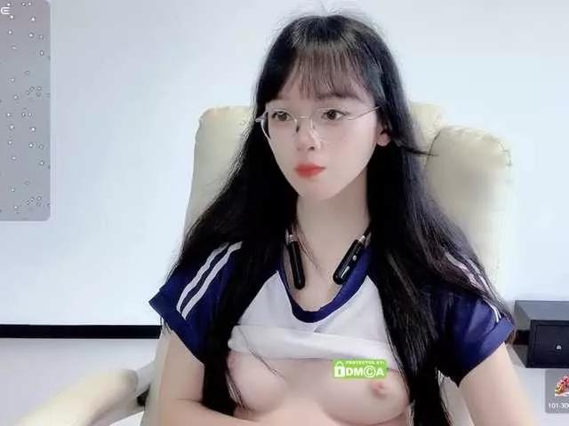 YRyueer from BongaCams