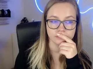 holly95love from CamSoda