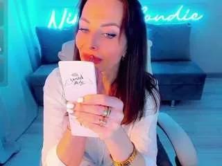 nikkiblondiee from CamSoda