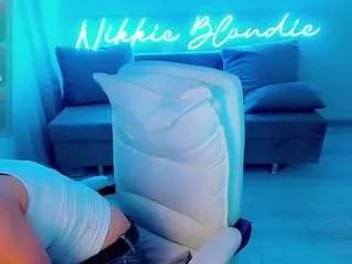 nikkiblondiee from CamSoda