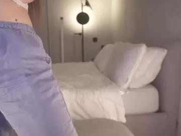 Fingering and cam to cam: Watch as these capable sluts show off their steamy outfits and chubby curves on video!