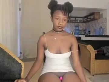 bella_thequeen from Chaturbate