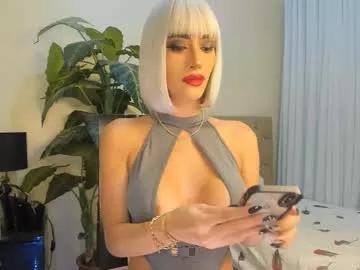 bombshelllaurax from Chaturbate