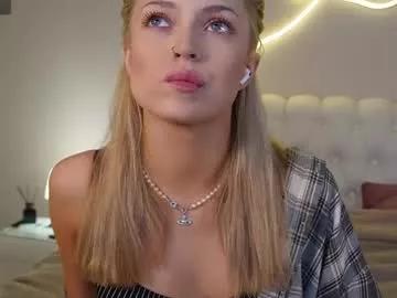 kellypeachpie from Chaturbate