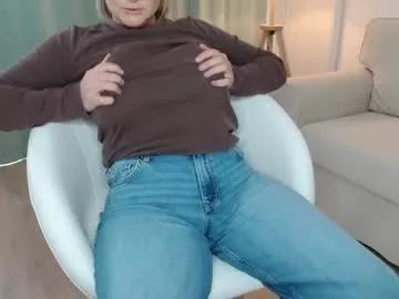 kiki_akai from Chaturbate