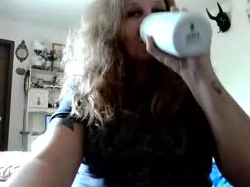 luxuriousuburbawife from Chaturbate