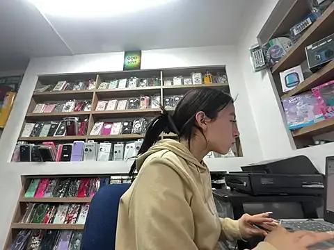 -Naomii from StripChat is Freechat
