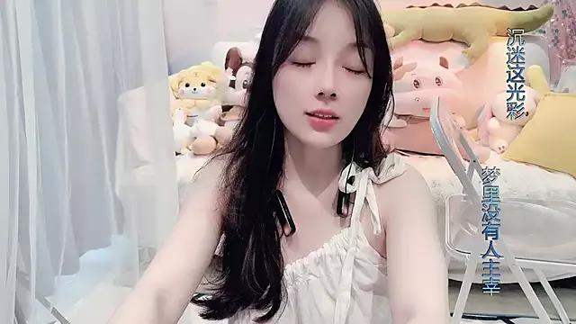 AKiKi711 from StripChat