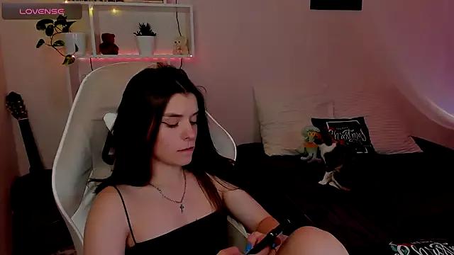 AlexandraMarlow from StripChat is Freechat