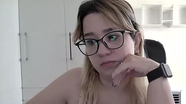 amooraaamoon from StripChat is Freechat