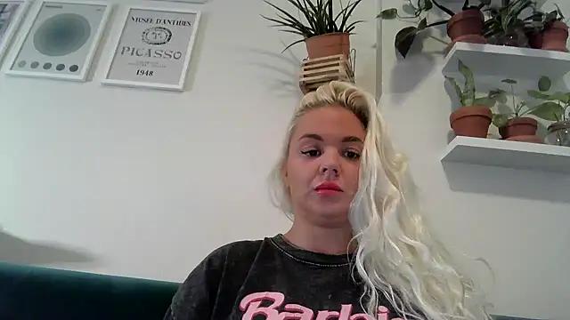 badblondebunny from StripChat