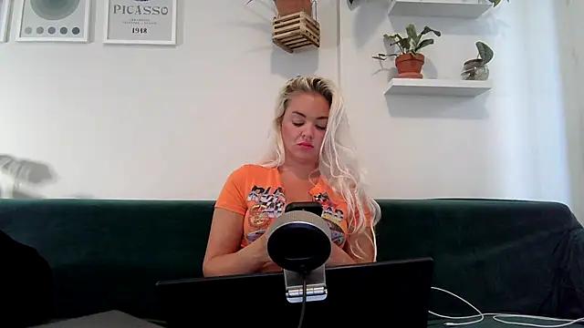 badblondebunny from StripChat