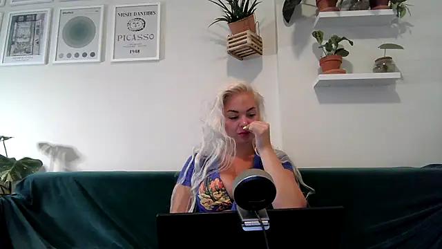 badblondebunny from StripChat