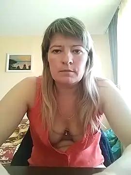 BellaLove335 from StripChat