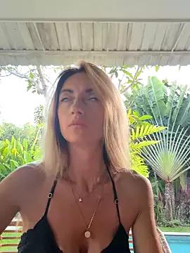 ChasingSunsets-Quinn from StripChat is Freechat