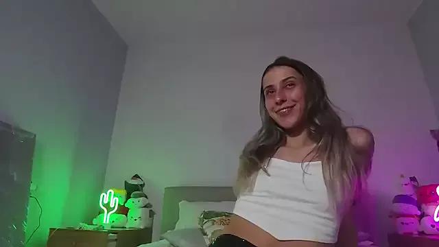 Photos of Chiara_2002 from StripChat is Freechat