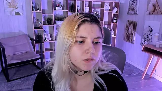 DiaAngell from StripChat is Freechat