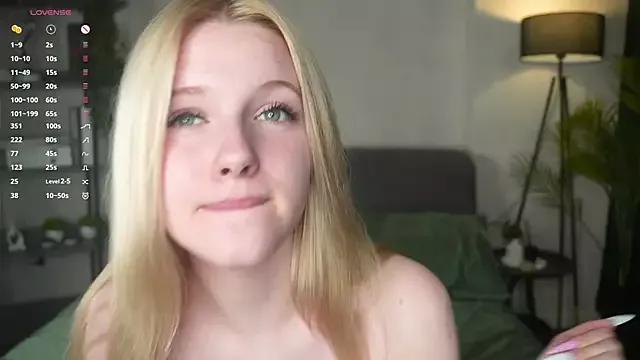 EdlaHewell from StripChat is Freechat