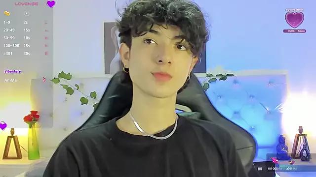 Elliot_younngg from StripChat