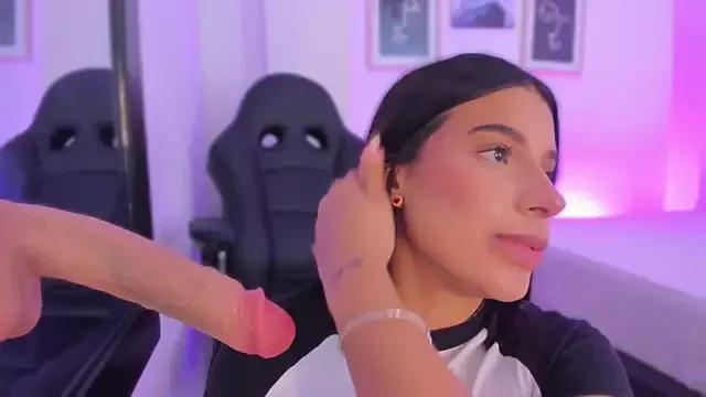 emelie_89 from StripChat