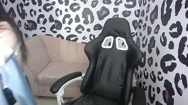 emily_cooper_t from StripChat is Freechat