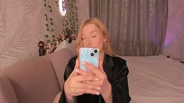 Emma__Leee from StripChat is Freechat