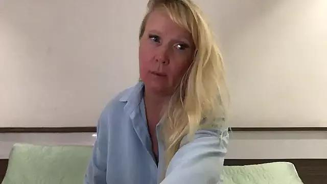 EmmaInLove23 from StripChat is Freechat