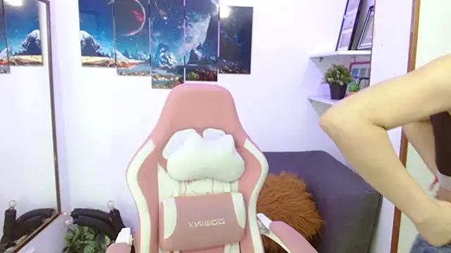 EmmaMyerss_ from StripChat