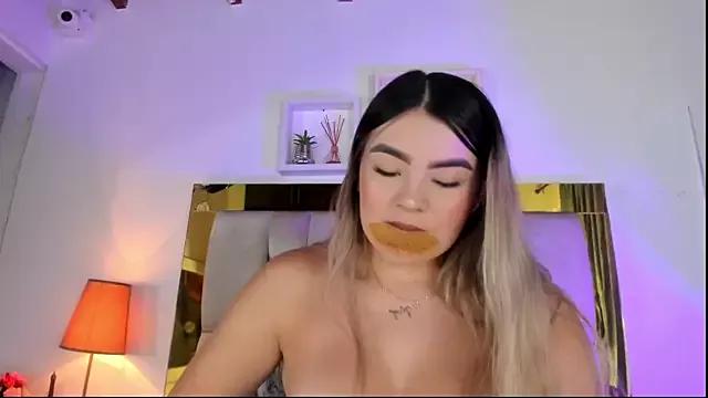 emmy_r from StripChat