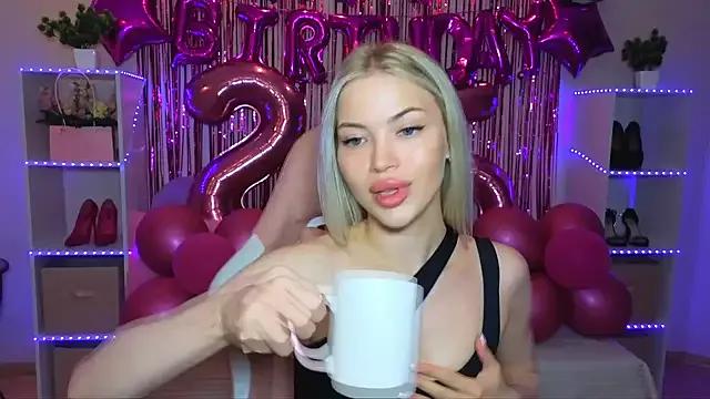 EmmyMills from StripChat is Freechat