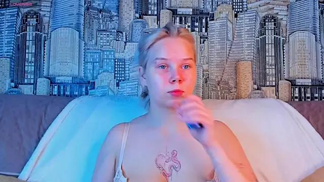 girlllsooft from StripChat is Freechat