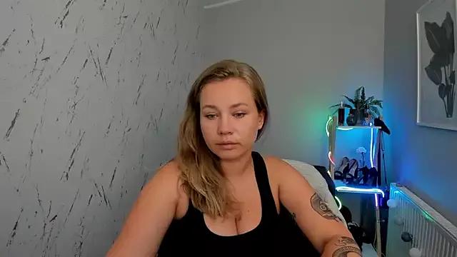 holly_xglam from StripChat