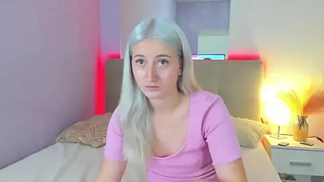 HollyTailors from StripChat