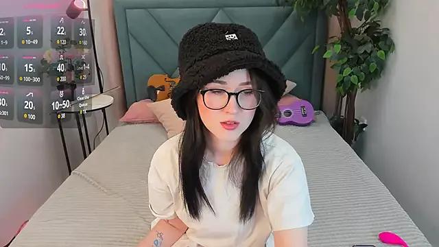 HoneyMoth from StripChat is Freechat