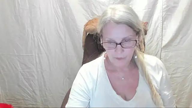 irinamaux on StripChat 