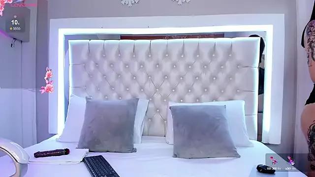 IsaLondon from StripChat is Freechat