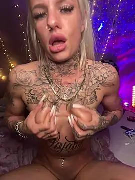 jazzy-bee from StripChat