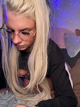 jazzy-bee from StripChat