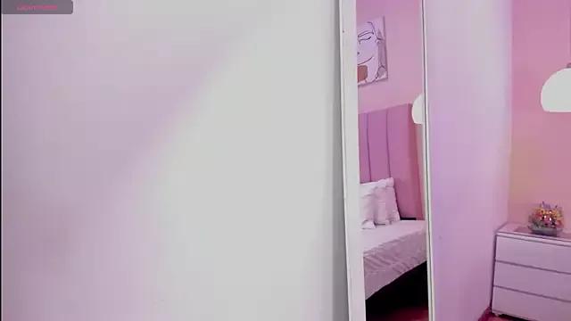 Juicykitten1 from StripChat is Freechat