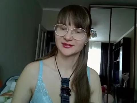KiraGoldens from StripChat is Freechat