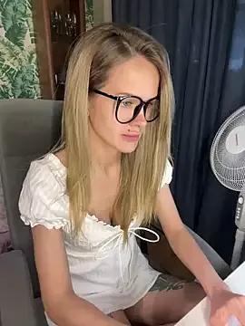kittenpawsgirl from StripChat