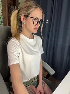 kittenpawsgirl from StripChat