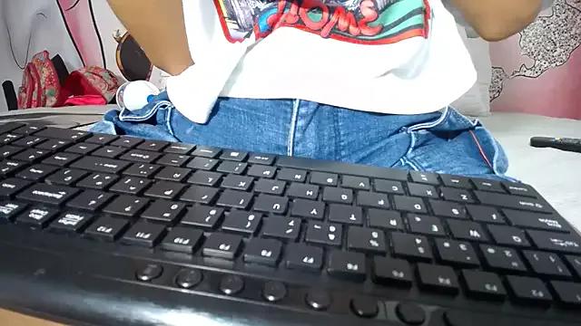 KOURTNEY-- from StripChat is Freechat